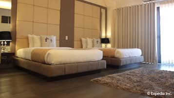 Double Deluxe | Minibar, in-room safe, desk, rollaway beds