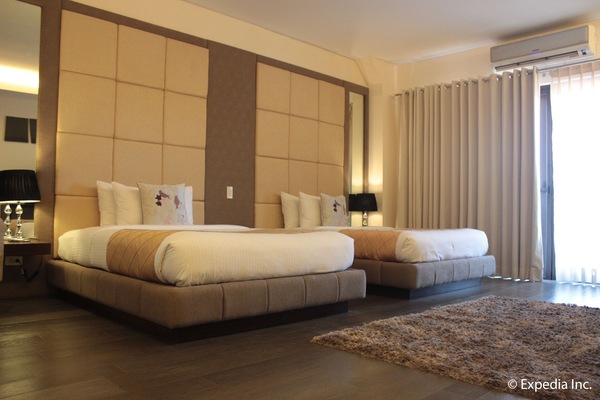 Minibar, in-room safe, desk, rollaway beds