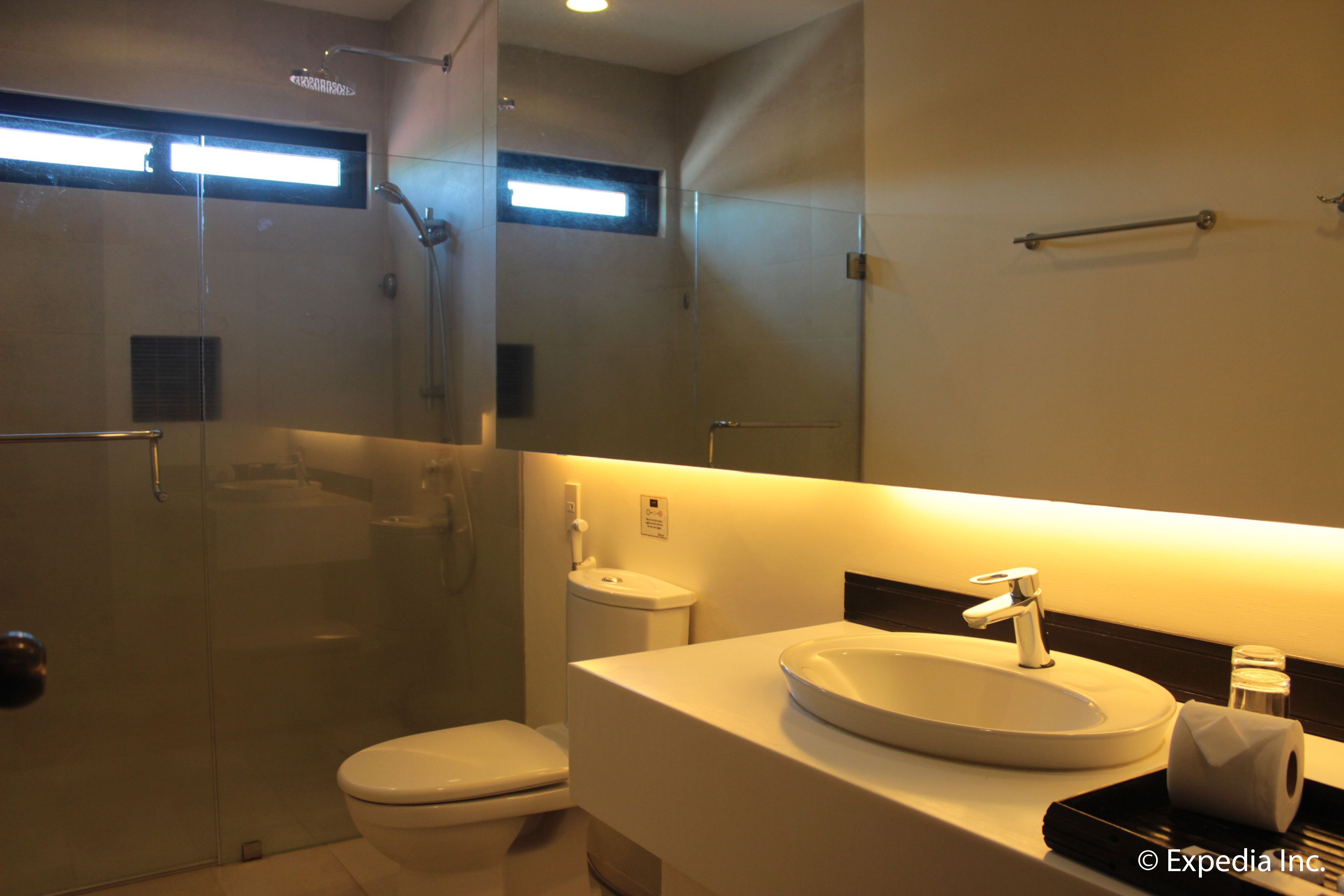 double deluxe | bathroom | shower, free toiletries, hair dryer, bathrobes
