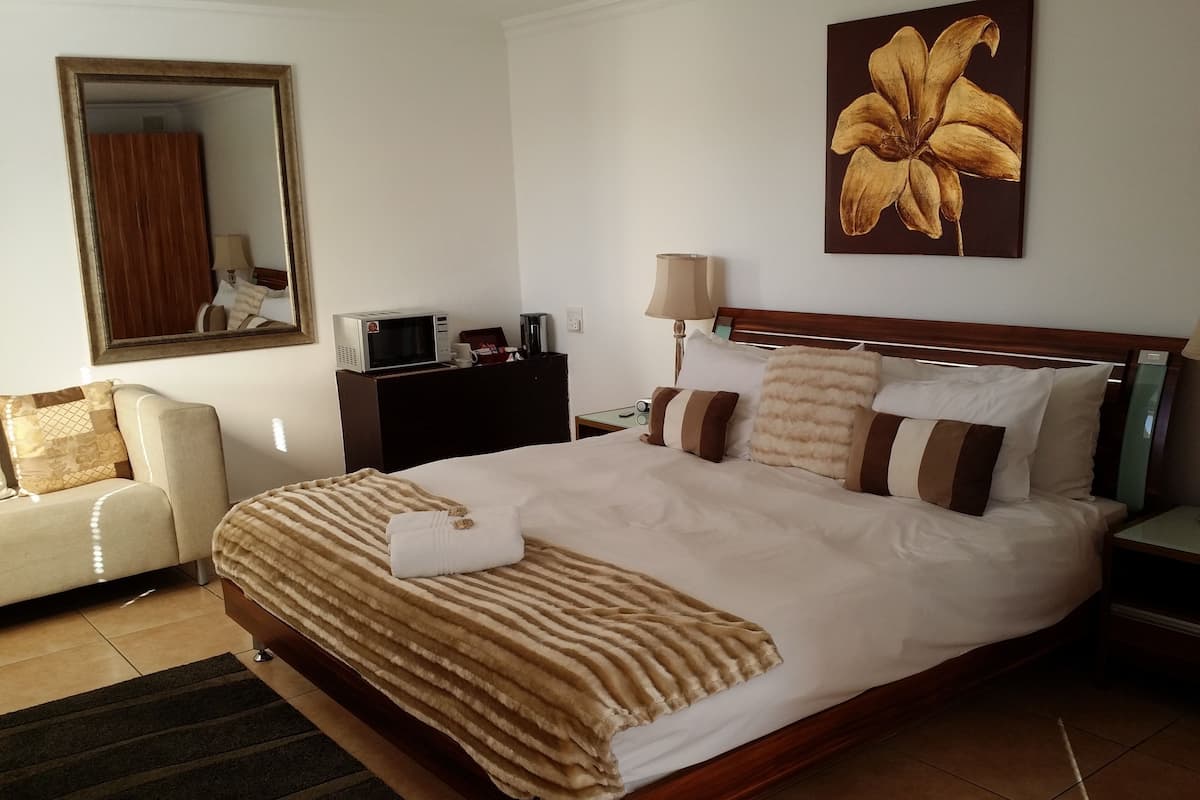 Honeymoon Suite | In-room safe, desk, iron/ironing board, free WiFi