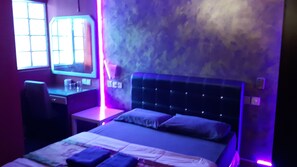 Escritorio, wifi gratis y ropa de cama 