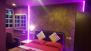 A hotel room with a bed, a desk, and a window. - City Inn Hotel (Kuala Lumpur)