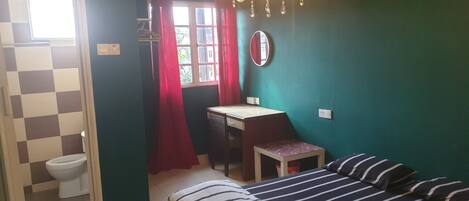 Budget Double Room | Desk, free WiFi, bed sheets