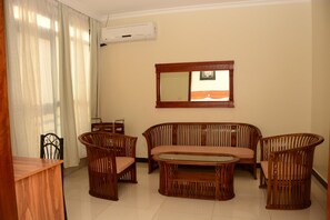 Televisión de pantalla plana y chimenea 