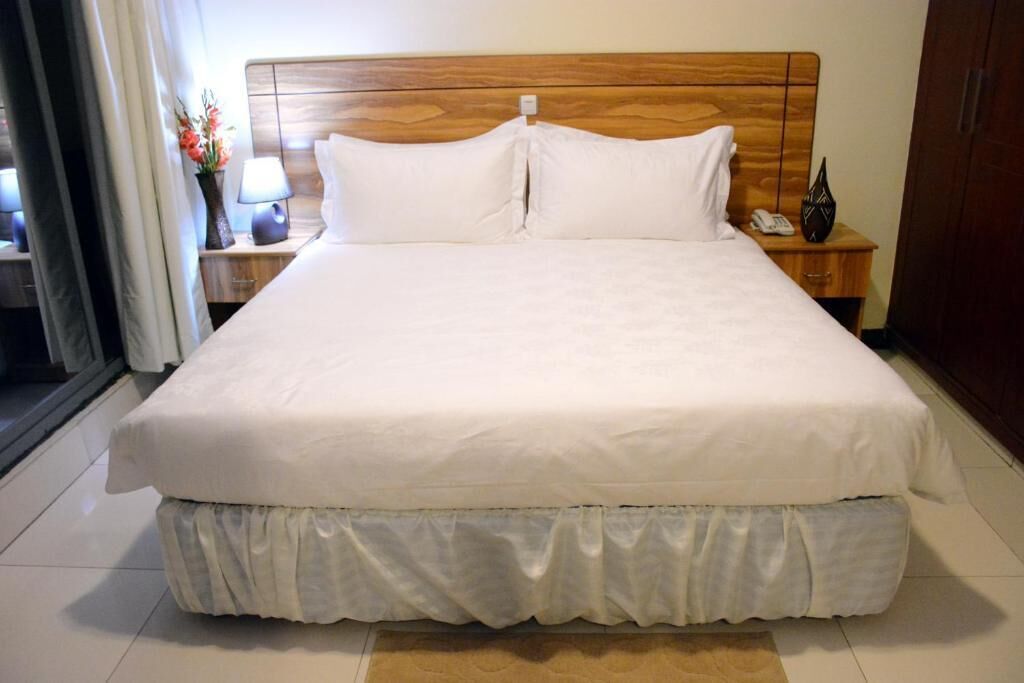 Sengetøy av topp kvalitet, minibarvarer (inkludert) og safe på rommet