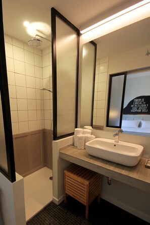 Camera doppia | Bagno | Doccia, soffione a pioggia, asciugacapelli, asciugamani