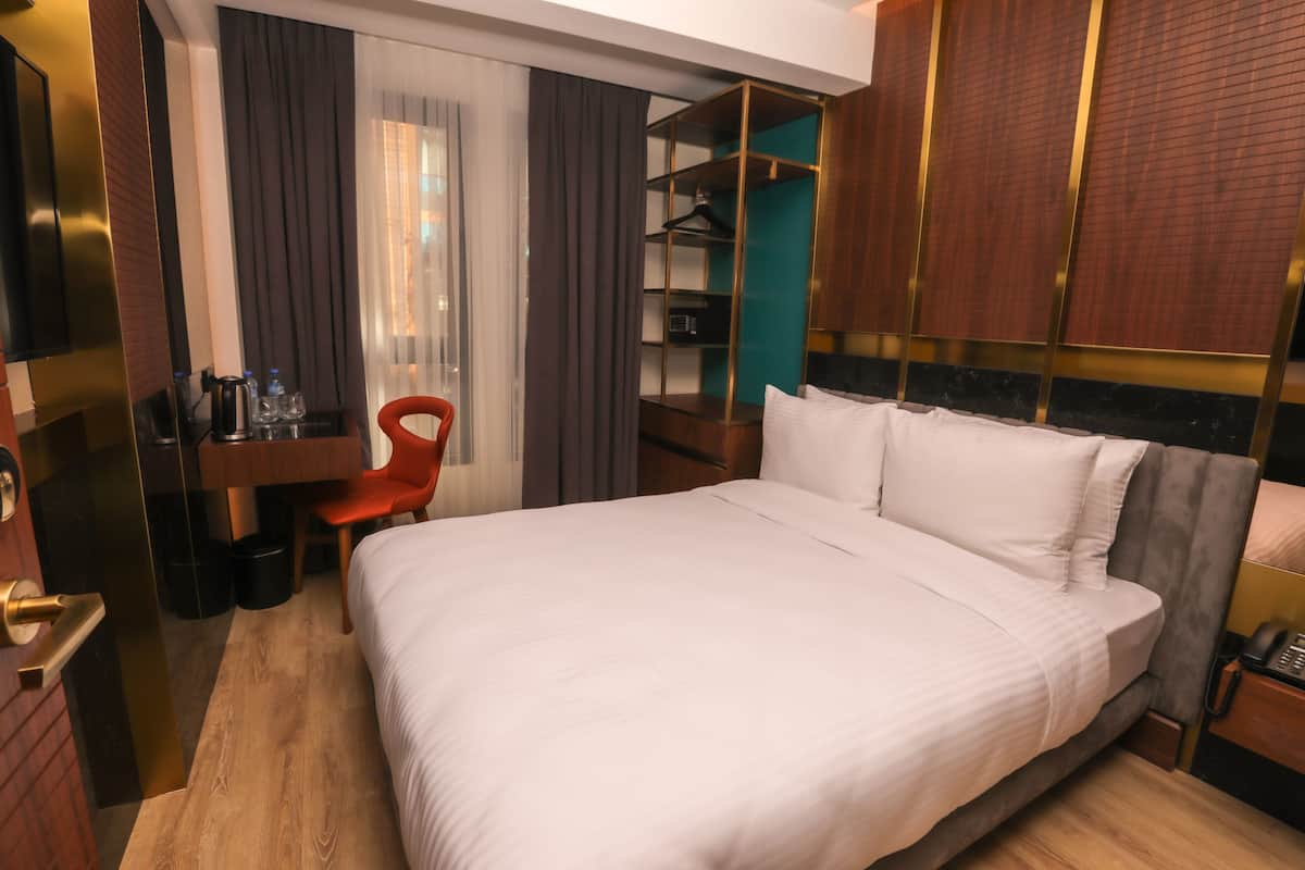 Premier Single Room | Hypo-allergenic bedding, minibar, in-room safe, desk