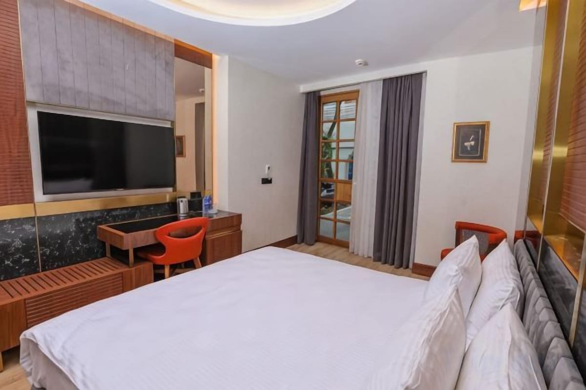 Premium bedding, minibar, in-room safe, desk