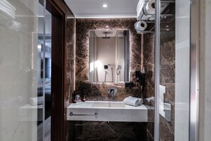 Premier Twin Room | Bathroom | Shower, free toiletries, hair dryer, slippers - Henna Hotel Istanbul (Istanbul)