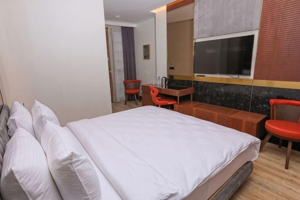 Premium bedding, minibar, in-room safe, desk