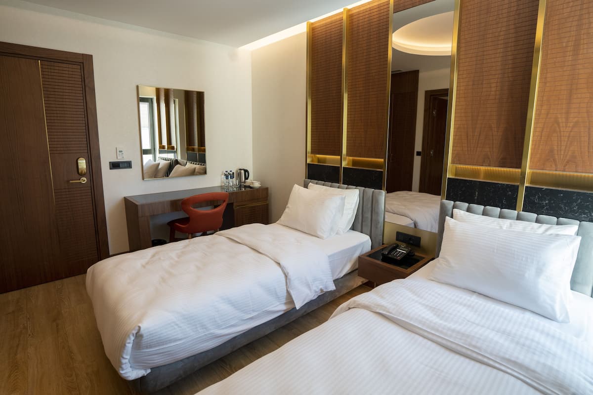 Premier Twin Room | Hypo-allergenic bedding, minibar, in-room safe, desk