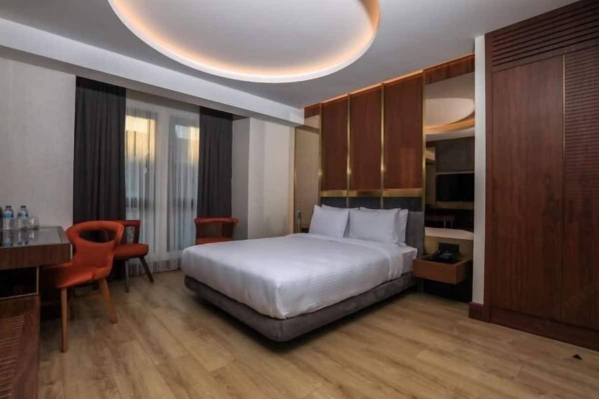 Literie hypoallergénique, minibar, coffres-forts dans les chambres