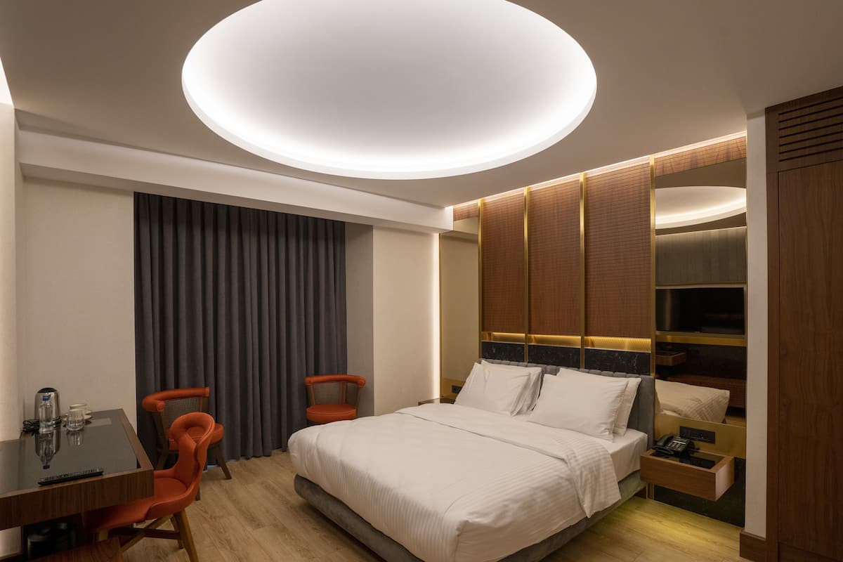 Superior Double Room | Hypo-allergenic bedding, minibar, in-room safe, desk