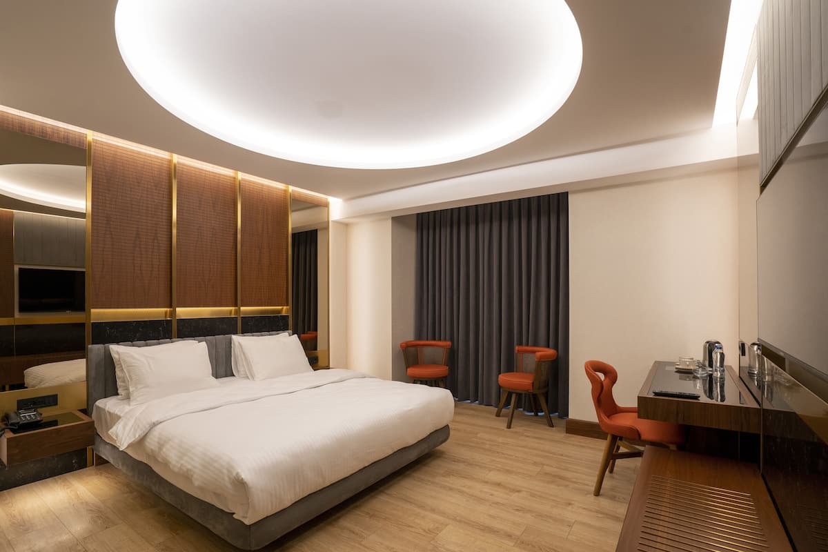 Hypo-allergenic bedding, minibar, in-room safe, desk
