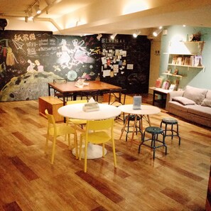 Lobby sitting area - Paper Plane Hostel (Kaohsiung)