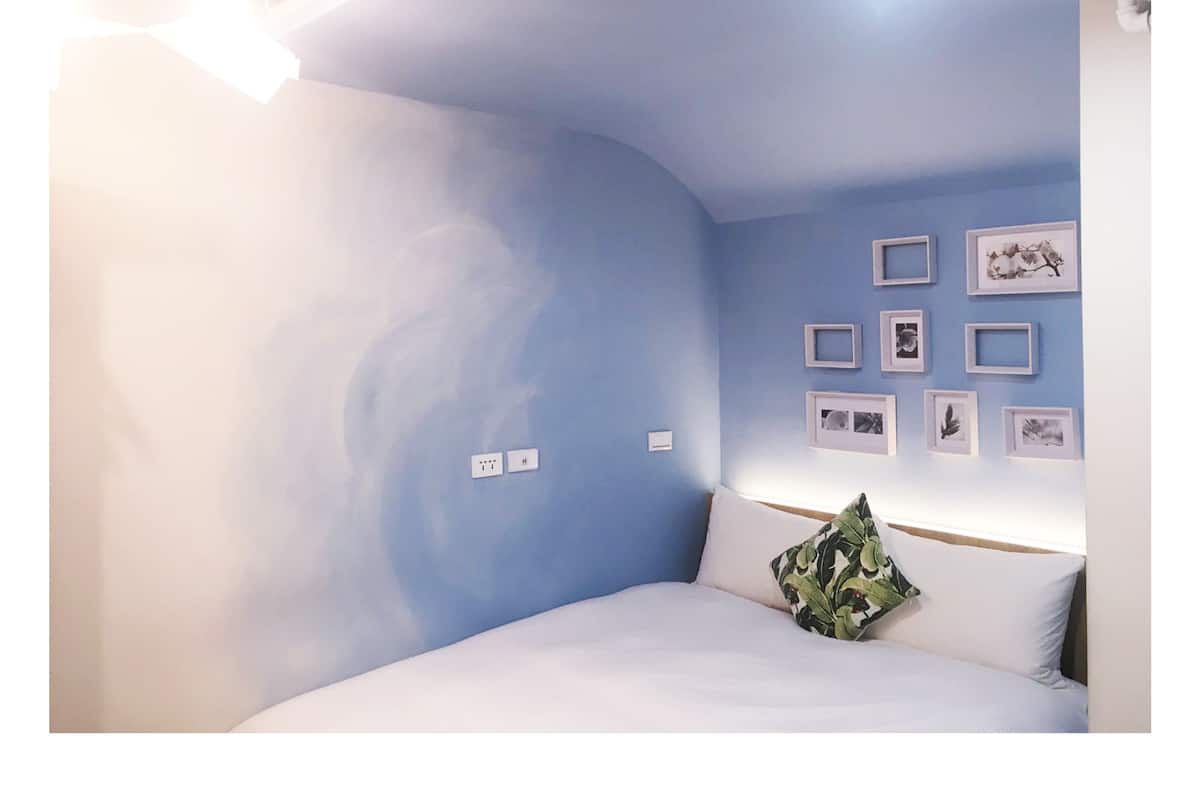 Habitación económica doble | Ropa de cama de alta calidad, edredones de plumas, cortinas opacas