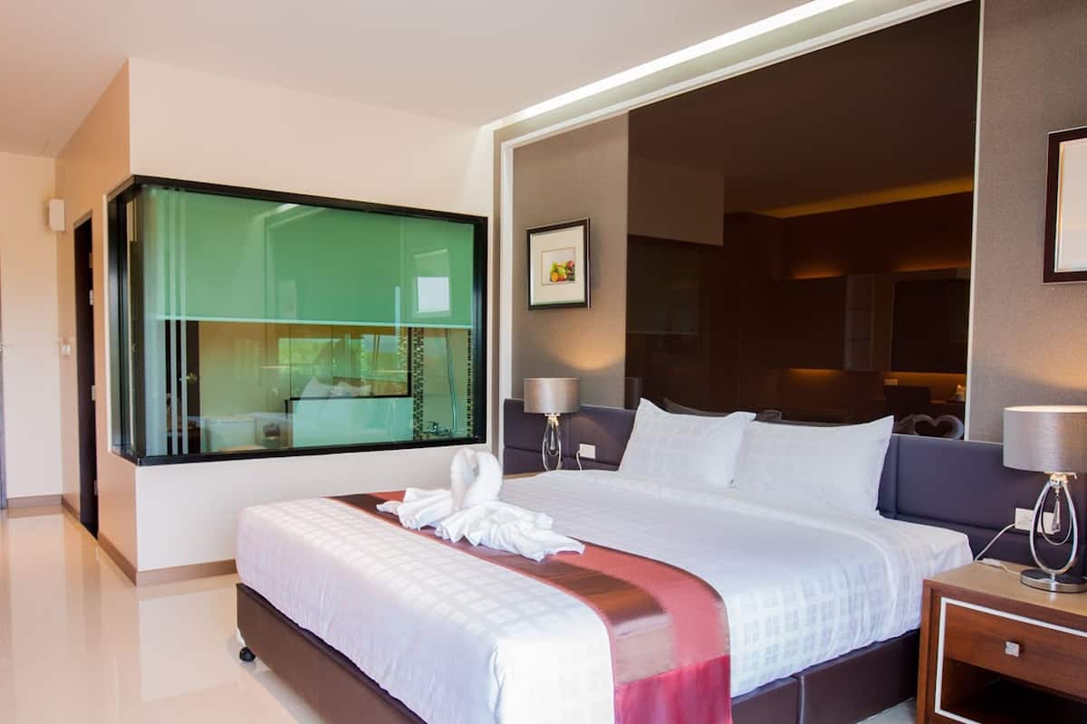 deluxe double room | in-room safe, desk, rollaway beds, free wifi