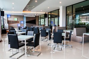 Breakfast, lunch, dinner served; Thai cuisine 