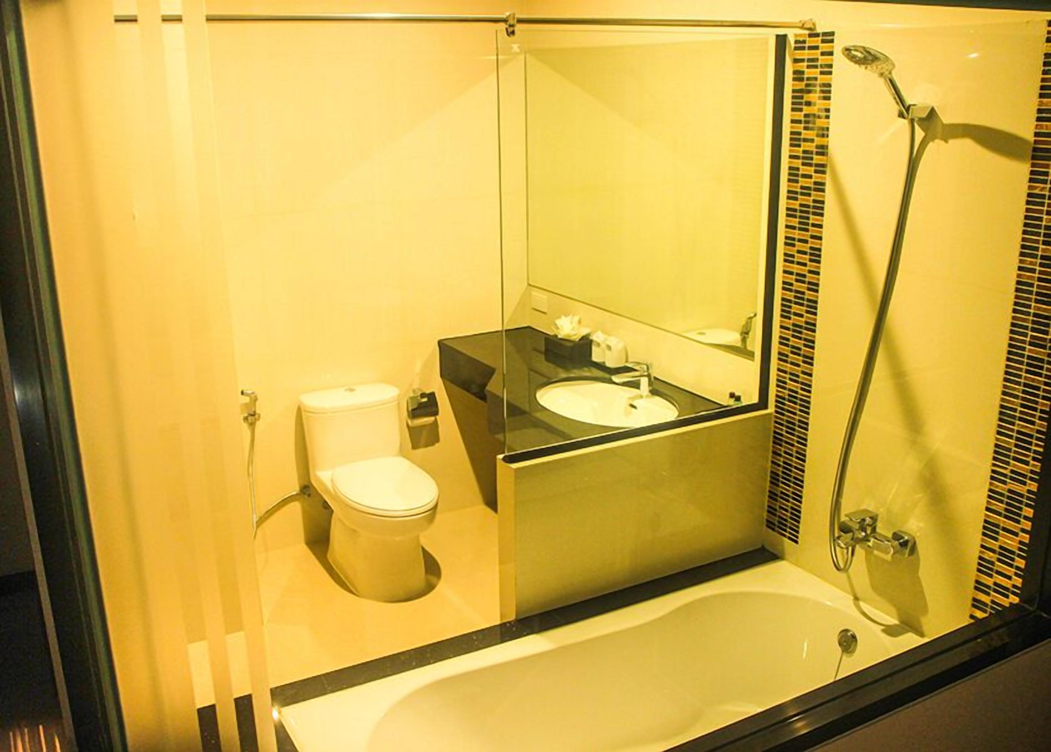 free toiletries, towels