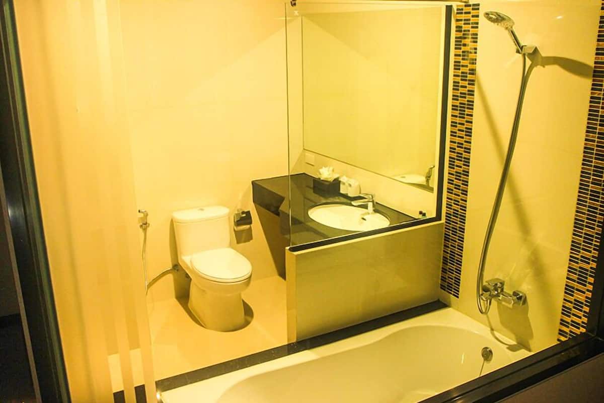 free toiletries, towels