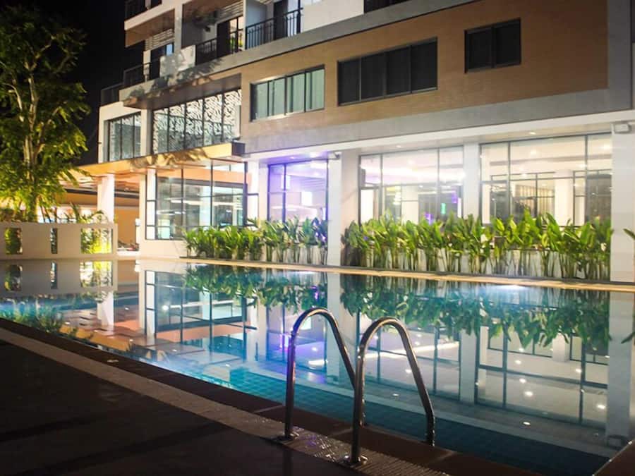 Alberca al aire libre y camastros