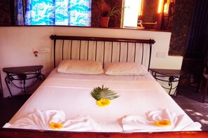 Minibar, bureau, système d’insonorisation, fer et planche à repasser