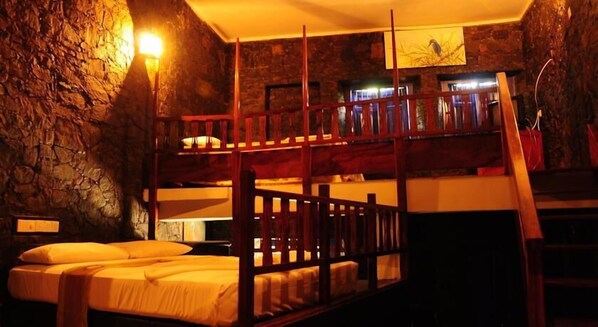 Minibar, bureau, système d’insonorisation, fer et planche à repasser