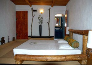 Escritorio, cortinas blackout y camas plegables/adicionales