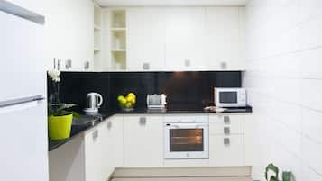 Apartamento estándar, 2 habitaciones | Cocina privada | Frigorífico, microondas, horno y placa de cocina