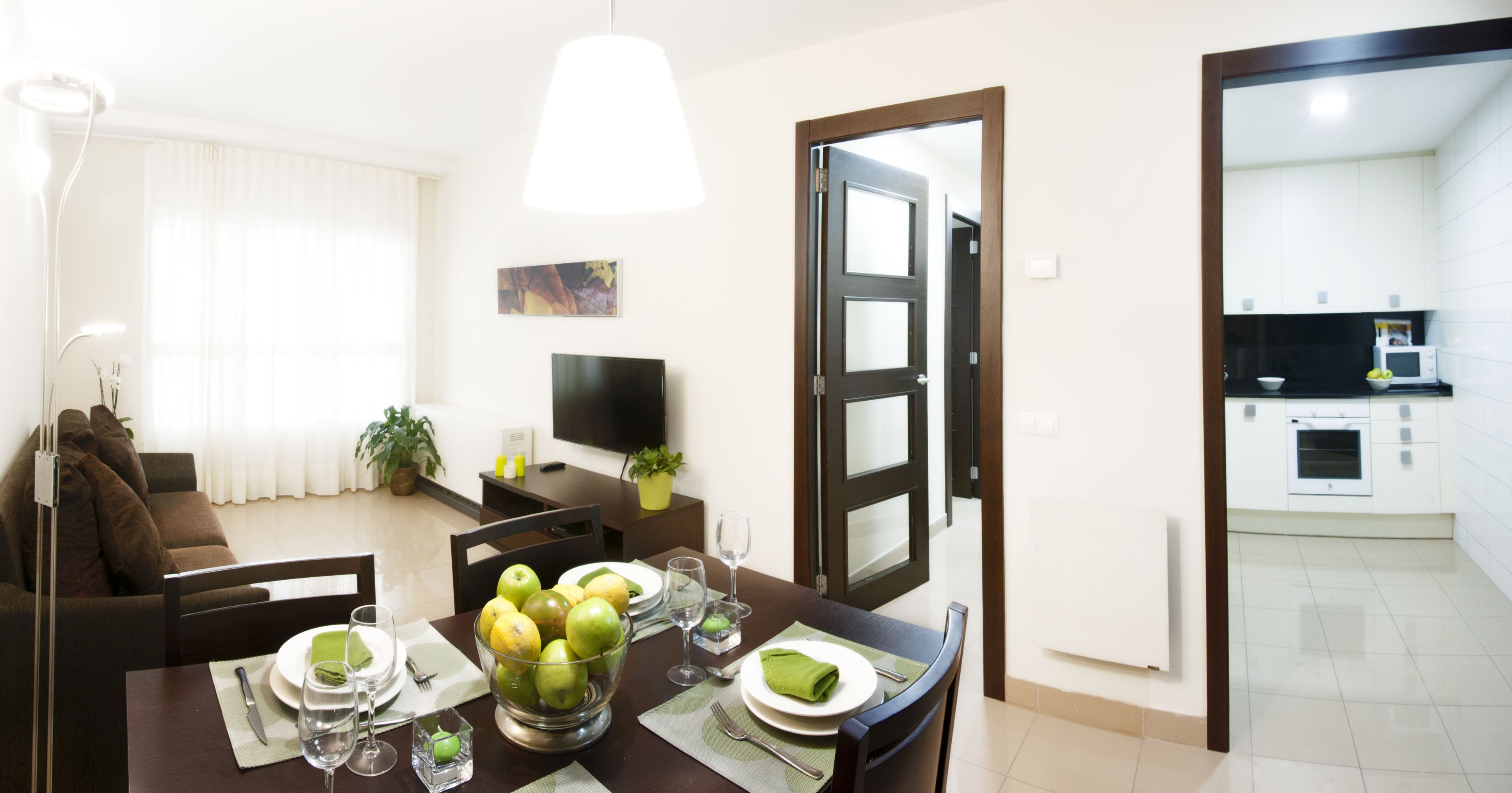 Standard Apartment, 2 Bedrooms | Ruang tamu | TV skrin rata, pemain DVD 