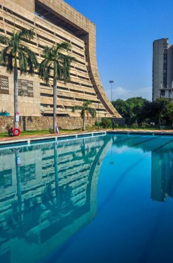 Outdoor pool - YMCA Tourist Hostel (New Delhi)