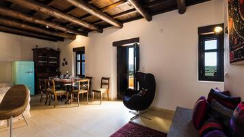 Luxury Villa, 4 Bedrooms, Private Pool (ΙΙ) | Dining room