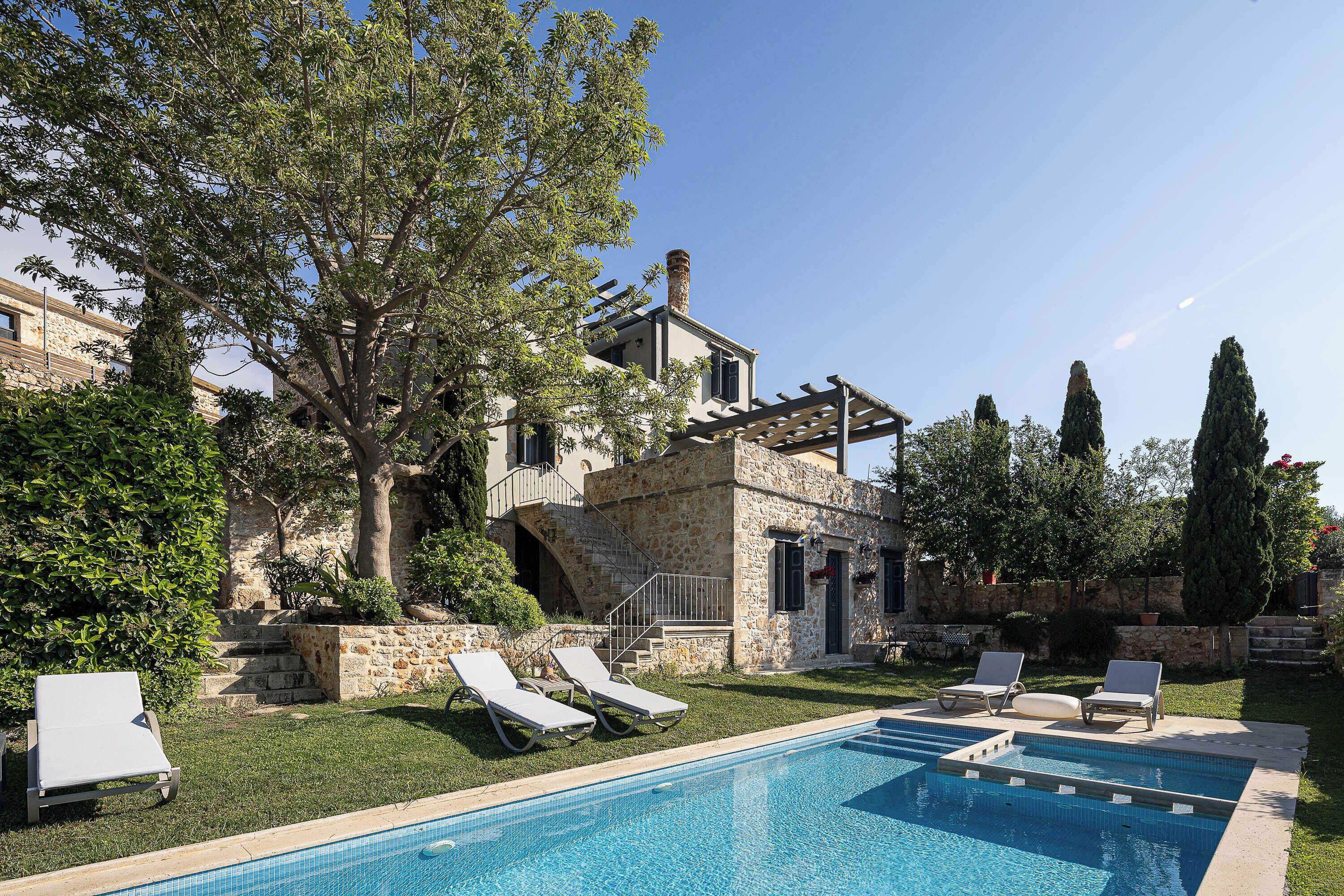 Piscine extérieure, parasols de plage, chaises longues