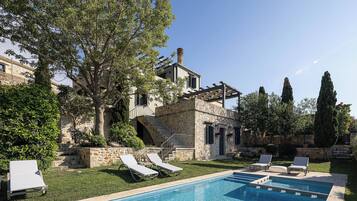Piscine extérieure, parasols de plage, chaises longues