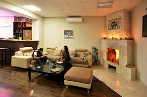 Lobby sitting area - Hotel Athletics (Tbilisi)