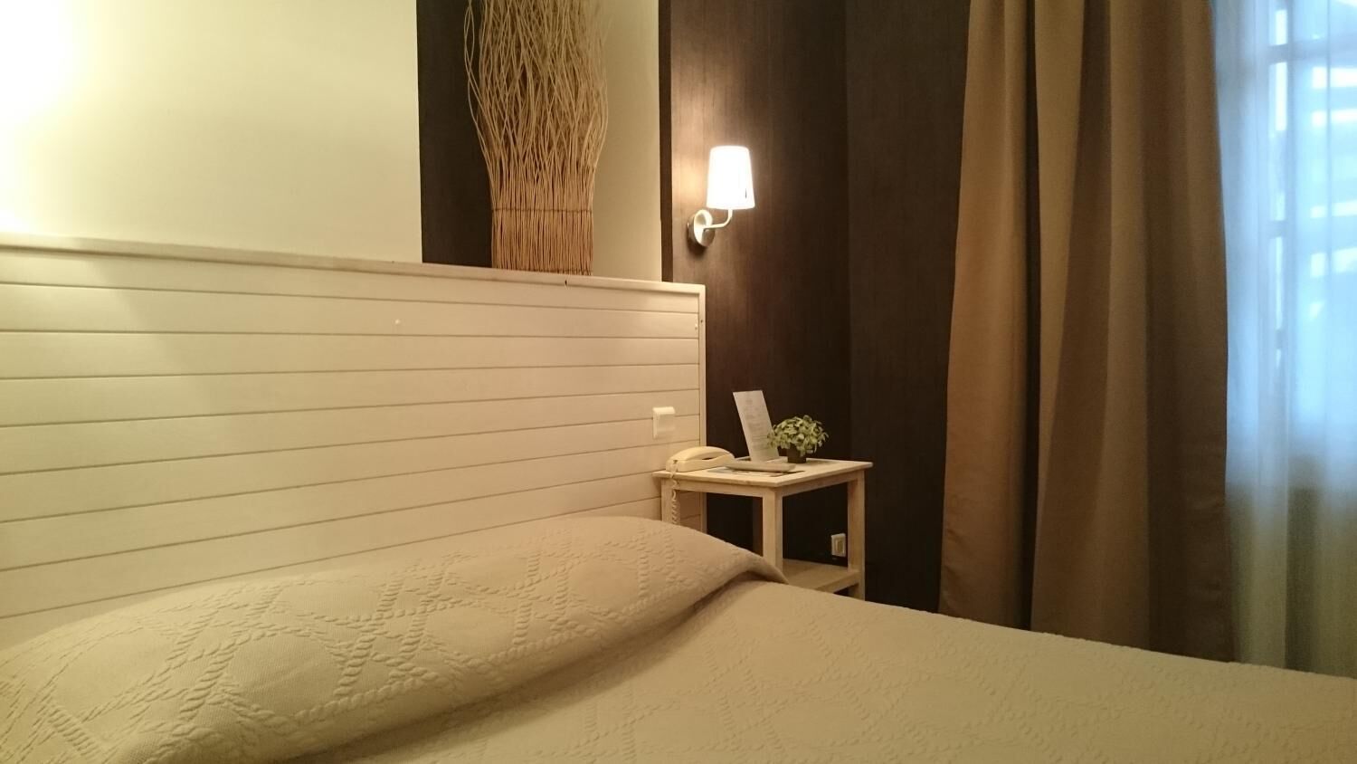 desk, soundproofing, free wifi