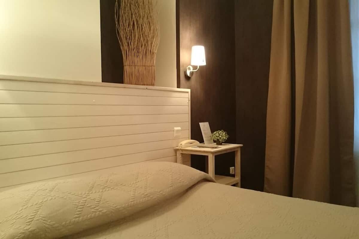 desk, soundproofing, free wifi