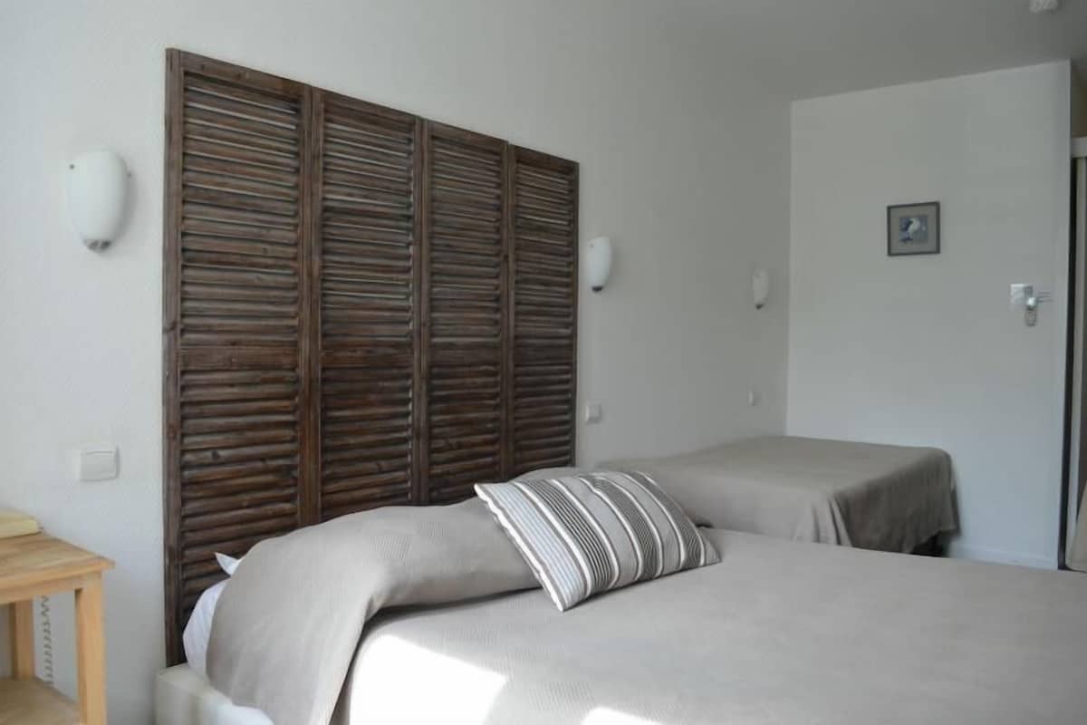 Dreibettzimmer | Schreibtisch, schallisolierte Zimmer, kostenloses WLAN