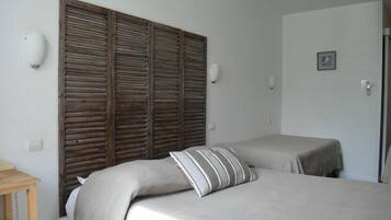 Triple Room | Desk, soundproofing, free WiFi