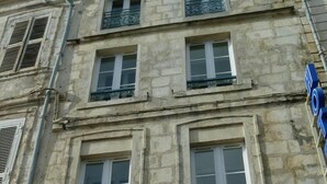 A stone building with a sign reading "HOTEL DE L'OCEAN". - Hotel de l'Ocean (La Rochelle)