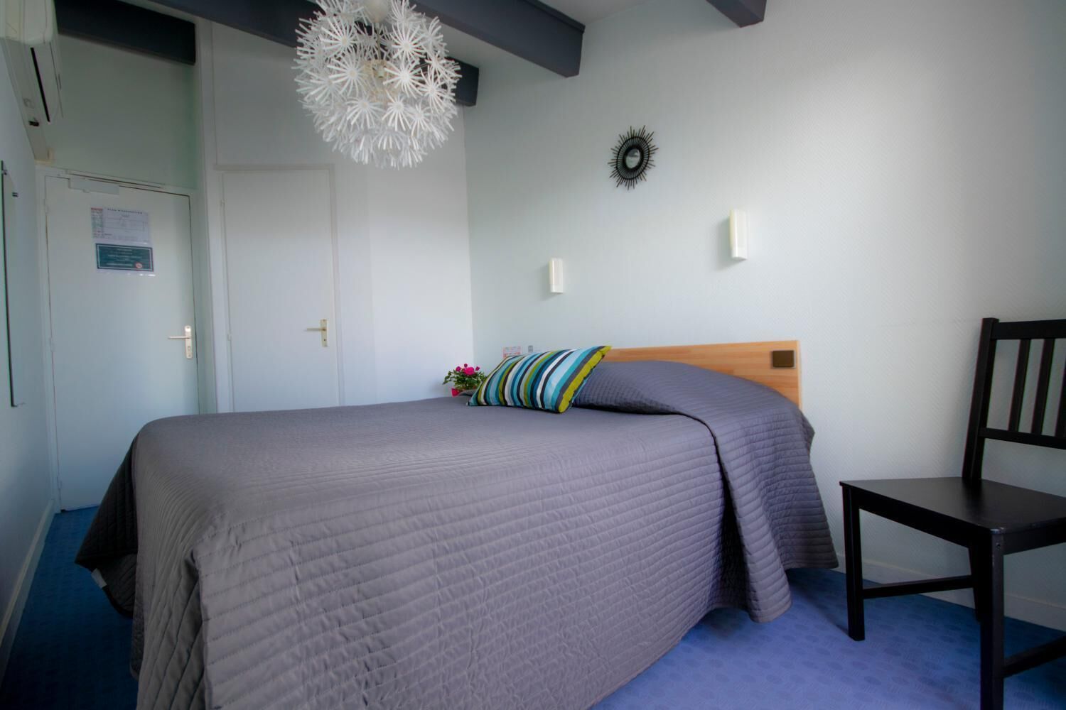 Desk, soundproofing, free WiFi