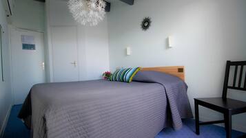 Desk, soundproofing, free WiFi