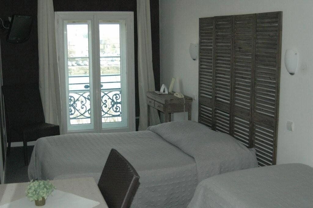 desk, soundproofing, free wifi