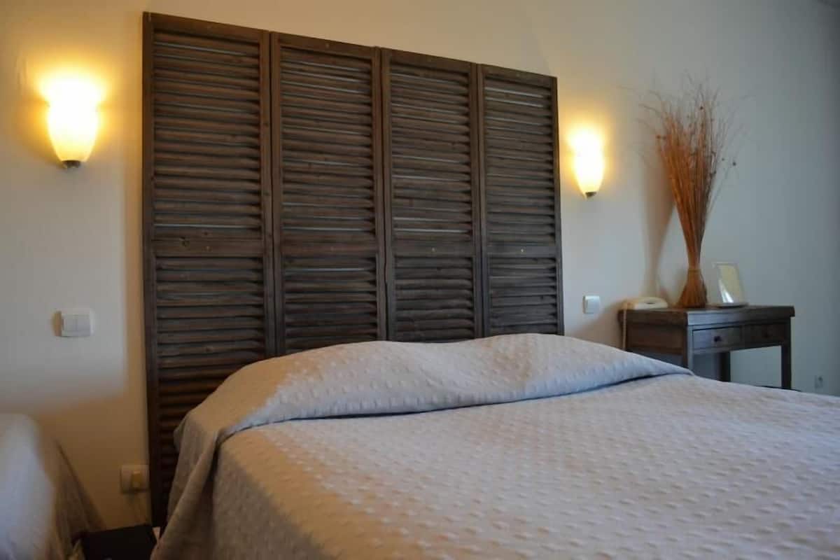 Doppelzimmer, Blick auf den Innenhof | Schreibtisch, schallisolierte Zimmer, kostenloses WLAN