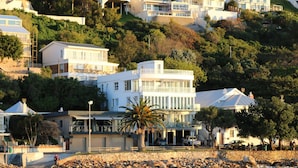 A coastal building with multiple floors, a balcony, and a view of the sea. - The View (Cape Town)