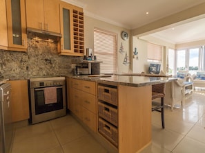 Apartamento, vistas al mar | Cocina privada | Frigorífico grande, microondas, horno y placa de cocina