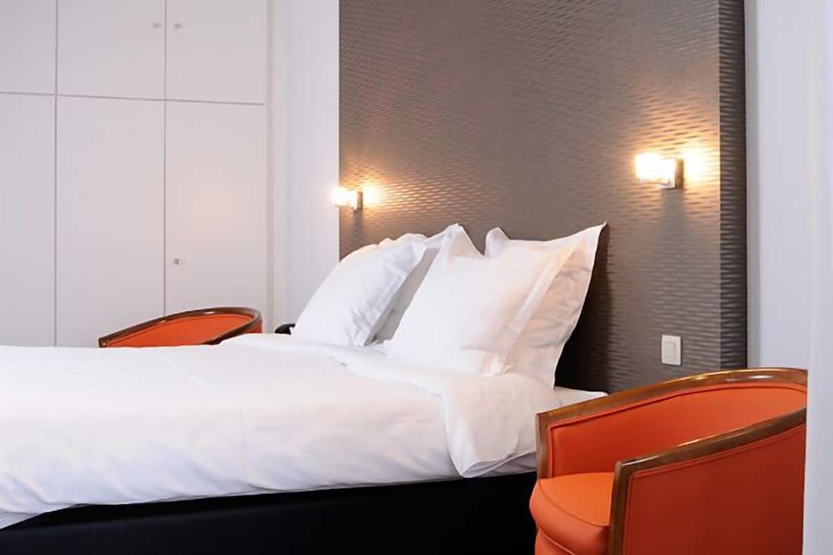 hoofdgebouw luxe | minibar, in-room safe, desk, laptop workspace