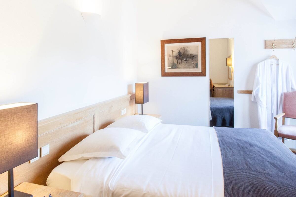 binnenkoer standard plus 2 personen | minibar, in-room safe, desk, laptop workspace