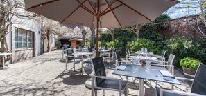 Se sirven cenas y cocina francesa