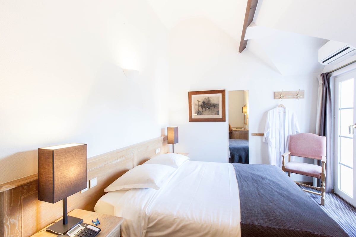 binnenkoer standard plus 2 personen | minibar, in-room safe, desk, laptop workspace